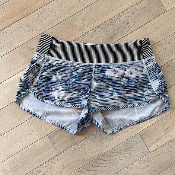 Lululemon Speed Short *4-way Stretch 2.5"
Blurry Belle Multi Tink Blck Wht - Picture 1 of 8